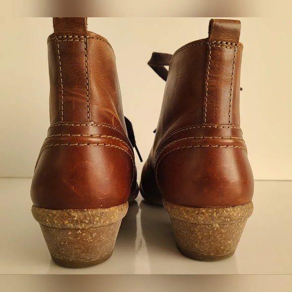 Clarks Artisan Brown Nubuck Leather Boots, Size 6M - Picture 5 of 9